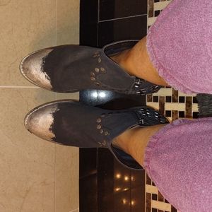 Ankle boots leather sz. 8.5 very comfy very unique. 1star is missing on each boo